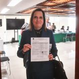 María de la Luz Mijangos sostiene el acuse de registro de su solicitud ante la Cámara de Diputados para contender por la titularidad de la Auditoría Superior de la Federación, en Ciudad de México.