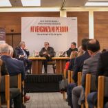 Julio Scherer Ibarra y Jorge Fernández Menéndez participan en la presentación del libro Ni venganza ni perdón ante asistentes en el Club de Industriales, en Ciudad de México, con ejemplares de la obra visibles en el estrado.