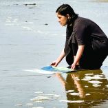 Paola Dávila. La artista convierte el paisaje en un laboratorio en sus proyectos fotográficos.