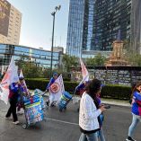 Los manifestantes denunciaron que además del “cobro de piso” por parte del crimen organizado dijo que deben cubrir “moches periódicos”