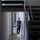 Isaac Hernández entra por una puerta en el interior de una vivienda moderna, en una escena de la película Dreams de Michel Franco, drama que explora migración, poder y dependencia afectiva en Estados Unidos.