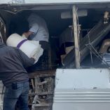 Para retirar la camioneta de carga impactada por el autobús, se utilizó una grúa de la Secretaría de Seguridad Ciudadana