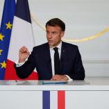 Macron se presenta en una rueda de prensa tras cuestionar la decisión de la Comisión Europea.