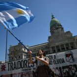 La iniciativa ha generado descontento entre los argentinos por reducir indemnizaciones y modificar el esquema de jornadas laborales.
