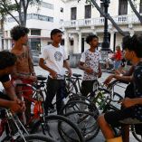 Grupo de jóvenes con bicicletas socializa en una plaza de La Habana Vieja mientras Cuba enfrenta una crisis de combustible tras el bloqueo de envíos de petróleo, lo que ha impulsado el uso de transporte alternativo en la capital.