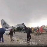 Restos del avión militar C-130 de la Fuerza Aérea Boliviana tras salirse de la pista y estrellarse en inmediaciones del Aeropuerto Internacional de El Alto, mientras equipos de emergencia trabajan en la zona. © 2025 Imagen - Excélsior. Todos los derechos reservados. El contenido de este sitio y de la edición impresa está protegido por la Ley Federal del Derecho de Autor. Prohibida la reproducción total o parcial sin autorización previa y por escrito. El material de terceros conserva sus propios derechos.