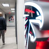 Los Falcons rompieron relación con LaTroy Lewis.