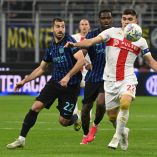 Johan Vásquez fue titular y completó los 90 minutos con el gafete de capitán ante el Inter de Milán.