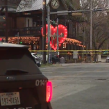 Un tiroteo registrado en el bar Buford’s, en la zona de entretenimiento de West Sixth Street, dejó tres personas muertas —incluido el agresor— y 14 heridos