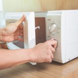 Así debes limpiar tu microondas para eliminar bacterias y malos olores.