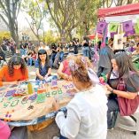 Mujeres haciendo trabajos artísticos en el Munae.