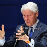 Las fotos muestran al exmandatario en un jacuzzi y en una piscina durante una visita a Brunéi.