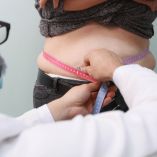 Médicos destacan que la obesidad es una enfermedad que tiene bases biológicas, mecanismos fisiopatológicos propios, manifestaciones clínicas y una evolución sostenida.