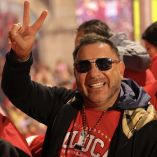 Antonio Mohamed cumplió el curioso deseo de un aficionado de tomarse una foto junto a una moto