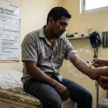 Hay dos vacunas aprobadas contra el dengue.