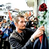 En Quito, decenas de personas acudieron al recinto para colocar rosas en apoyo a la nación castrista tras la decisión presidencial de ayer.