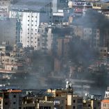 Columnas de humo se elevan tras un ataque israelí contra los suburbios del sur de Beirut.