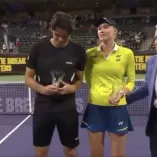 Elena Rybákina, al momento de apartar la mano del directivo.