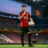 Así se vería Johan Vásquez con la camiseta del Milán