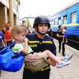 Hay una campaña que busca sembrar valores rusos y fomentar que en el futuro peleen contra Ucrania, afirman expertos.