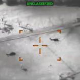 Helicóptero militar sobrevuela el área donde fuerzas ecuatorianas destruyeron una base de los Comandos de la Frontera.