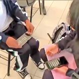 Alumnos del CBTA 190 con líneas de supuesta cocaína sobre sus celulares.