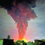 Humo se eleva tras una explosión, en medio del conflicto en Teherán, Irán.