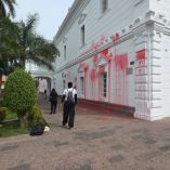 Bombas de pintura roja fueron lanzadas contra la fachada del ayuntamiento de Culiacán