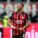 Pervis Estupiñán celebra gol con el Milan, mismo que los mantiene en el 2º sitio de la Serie A.