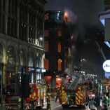 El incendio inició la tarde del domingo en Glasgow, Escocia, y los trabajos para sofocarlo duraron varias horas.