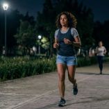 Hacer ejercicio durante la noche ayuda a mantener a raya el azúcar en la sangre.