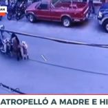 Vecinos del lugar arribaron a la zona del impacto e intentaron auxiliar a la mujer, momento que aprovechó el motociclista para tomar su automotor y escapar del lugar.