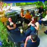 Momento en que el asaltante saca de entre sus prendas lo que parece ser una pistola para amenazar a sus víctimas.