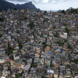 Vista aérea de Rocinha en Río de Janeiro con cientos de viviendas apiladas en la ladera y montañas al fondo, imagen tomada el 5 de marzo de 2026.