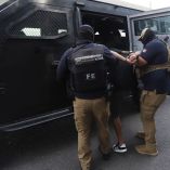 En una de las viviendas cateadas fue localizada una cantidad considerable de droga, presuntamente destinada al narcomenudeo, así como una báscula.