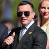 Alcalde opositor de Ecuador sufre "tortura" y "crueldad" en cárcel de megaseguridad, dice su abogadoQuito, Ecuador11 de marzo de 2026 - 19:41 (UTC - 6)El detenido alcalde de Guayaquil y duro crítico del gobierno, Aquiles Álvarez, es víctima de "tortura" y "crueldad" en una cárcel de megaseguridad a la que fue trasladado mientras es indagado por supuestos actos de corrupción, dijo el miércoles a la AFP su abogado Ramiro García.Álvarez y dos hermanos empresarios fueron detenidos hace un mes por presunto lavado de activos y defraudación tributaria, en un caso derivado de otro juicio en marcha por un supuesto tráfico de combustible subsidiado cometido en 2023, antes de ser elegido alcalde.El perjuicio para el Estado se estima en 61,5 millones de dólares.Álvarez fue trasladado el domingo a la denominada penitenciaría del Encuentro, inaugurada en noviembre para líderes de organizaciones criminales y políticos condenados por corrupción.El presidente Daniel Noboa ha tildado de "criminal" a Álvarez y sostiene que esa cárcel "es donde más seguro va a estar" ante alertas sobre posibles atentados contra el alcalde.García considera que "la cárcel del Encuentro le permite al gobierno torturar psicológicamente y socialmente a los recluidos".Agregó que Álvarez, a quien visitó el martes, le comentó que sufre "aislamiento total" en una celda unipersonal y "sin posibilidad de salir al patio ni de tener cinco minutos de sol al día"."Se le ha quitado su biblia (...) se le ha rapado el pelo. Me cuenta que recibe tres comidas al día pero en diferentes horarios, y claro, como no tiene ni celular ni reloj ni nada, esa es la mejor forma de hacer que pierda la noción del tiempo", añadió en una entrevista telemática.El ministro de Interior, John Reimberg, indicó a periodistas que "el corte (de pelo) va porque va" en ese reclusorio.Además de la cabeza rapada, al estilo de los pandilleros que están en la megacárcel de El Salvador, García encontró a su defendido vestido con un uniforme color naranja en un locutorio dividido por un vidrio antibalas tras ser llevado esposado."Esto es lo que bajo estándares internacionales se denomina como trato inhumano o degradante", señaló el abogado y apuntó que son "temas de crueldad" y son "muy sintomáticos de un régimen con visos claros de autoritarismo".Álvarez, de 41 años y quien se considera un perseguido político, ganó la alcaldía del principal puerto y núcleo comercial de Ecuador en alianza con el movimiento Revolución Ciudadana del opositor exmandatario socialista Rafael Correa (2007-2017), al que un tribunal electoral suspendió por nueve meses.Noboa "lo que quiere es eliminar del ajedrez político a su principal contendor", sostuvo García.sp/pld/lb