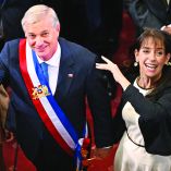 Frente a un Congreso con una mayoría de derecha y acompañado por su esposa, Kast fue investido entre vítores de sus compañeros.