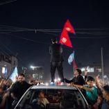 Balendra Shah, un rapero convertido en político y candidato del Partido Nacional Independiente de Nepal, ondea la bandera del país después del primer conteo de los resultados de las elecciones perfilara una mayoría de su partido en el parlamento nepalés durante una celebración en Damak, en el distrito de Jhapa.