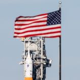 Artemis 2 será la primera misión tripulada en orbitar la Luna desde el programa Apolo en 1972, con tres astronautas estadounidenses y uno canadiense.