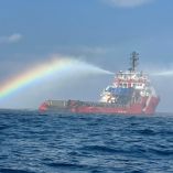 Barco derrama hidrocarburo frente a costas de Tabasco.