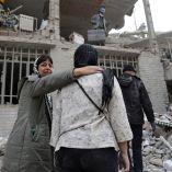 Personas rodean un edificio destruido por un ataque aéreo en Teherán, el 12 de marzo de 2026.