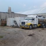 En el cateo también se aseguraron un tractocamión, un semirremolque tipo pipa, dos contenedores de metal,