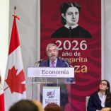 Canciller Juan Ramón de la Fuente habla en podio con banderas de México y Canadá al fondo durante evento en la Secretaría de Economía.