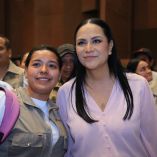 Funcionaria federal convive con Servidores de la Nación durante un encuentro del Bienestar en el Auditorio Sentimientos de la Nación en Chilpancingo.