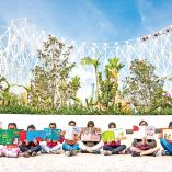 Niños muestran libros en la edición 2025 de la Filiaz.