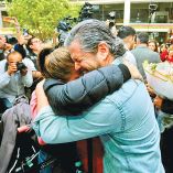 Queretanos abrazan a sus familiares tras regresar de Medio Oriente, zona en conflicto.