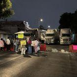 El grupo de manifestantes, no mayor a 30 personas, mantiene el corte vial de Periférico con dirección al oriente