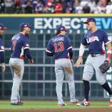 Estados Unidos venció 5-3 a Canadá en Houston y se medirá ante República Dominicana en Miami por el primer boleto a la final del Clásico Mundial de Beisbol.