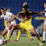 América suma su séptima victoria del torneo Clausura 2026 de la Liga MX Femenil. En la imagen, Gabriela García en la disputa del balón.