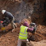 De manera paralela, las cuadrillas continuaron con labores de rehabilitación en otros puntos de la misma red de drenaje